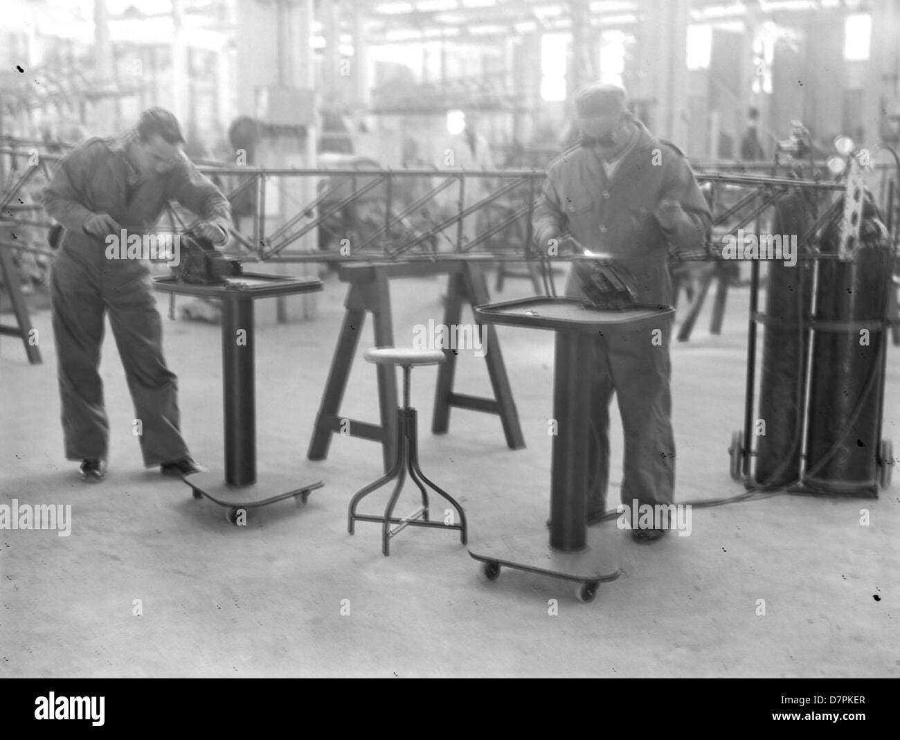 Arbeiter Schweißen und Einreichung im Flugzeug-workshop Stockfoto