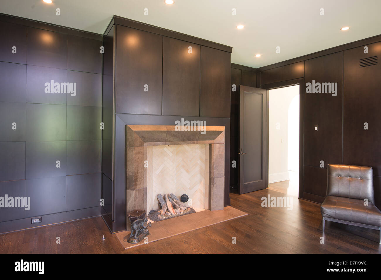 Moderne italienische Interieur Wohnzimmer mit Kamin. Stockfoto