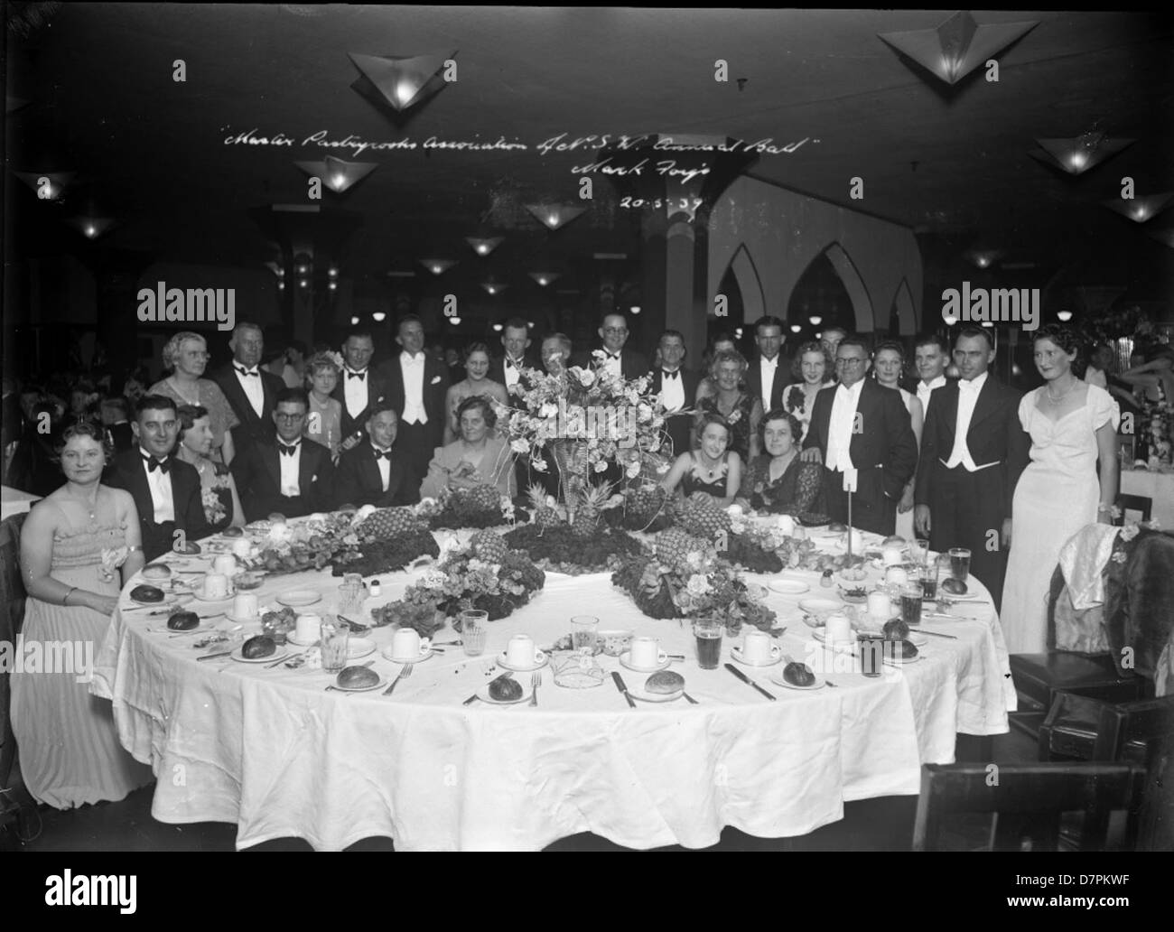 Der Master Pastycoks Association of NSW Annual Ball, der im Powerhouse Museum stattfindet, ist eine Veranstaltung, die die Kunst der Konditorei feiert. Das Bild zeigt Teilnehmer in formeller Kleidung und unterstreicht die Bedeutung des kulinarischen Berufs in New South Wales. Stockfoto