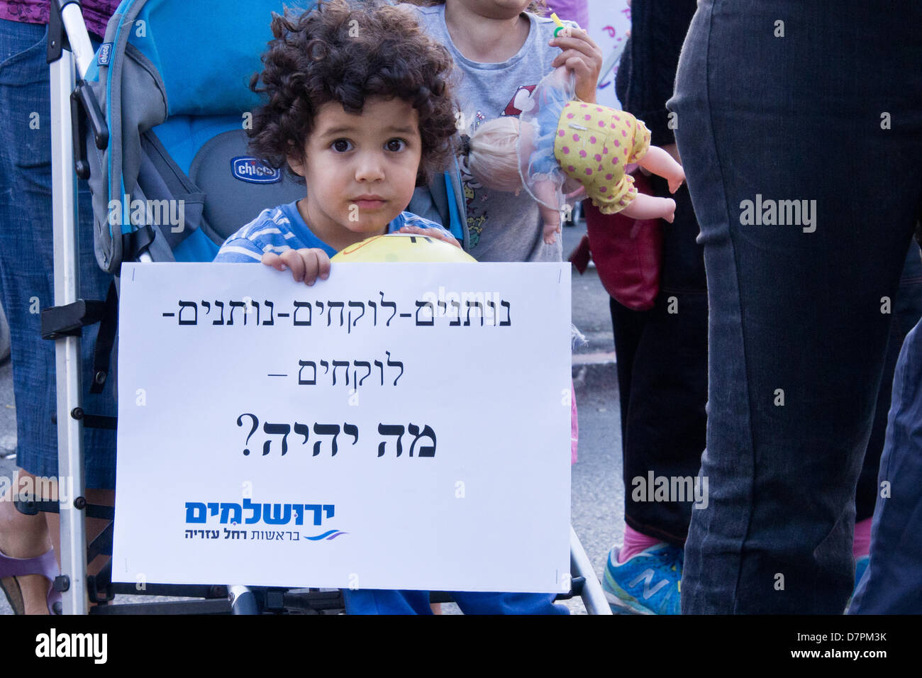 Jerusalem, Israel. 12. Mai 2013. Baby Kinderwagen Demonstranten rufen gegen kürzlich ernannten Finanzminister Lapid, war die Hoffnung der Mittelklasse- aber jetzt verlorene Popularität, während anspruchsvolle subventionierte am Nachmittag Kinderbetreuung. Jerusalem, Israel. 12. Mai 2013.  Mehrere Dutzend Kinderwagen Demonstranten marschieren mit Kindern Jerusalems Emek Refaim Straße demonstrieren gegen Regierung Budgetkürzungen und anspruchsvolle subventionierte am Nachmittag Kinderbetreuung. Bildnachweis: Nir Alon/Alamy Live-Nachrichten Stockfoto