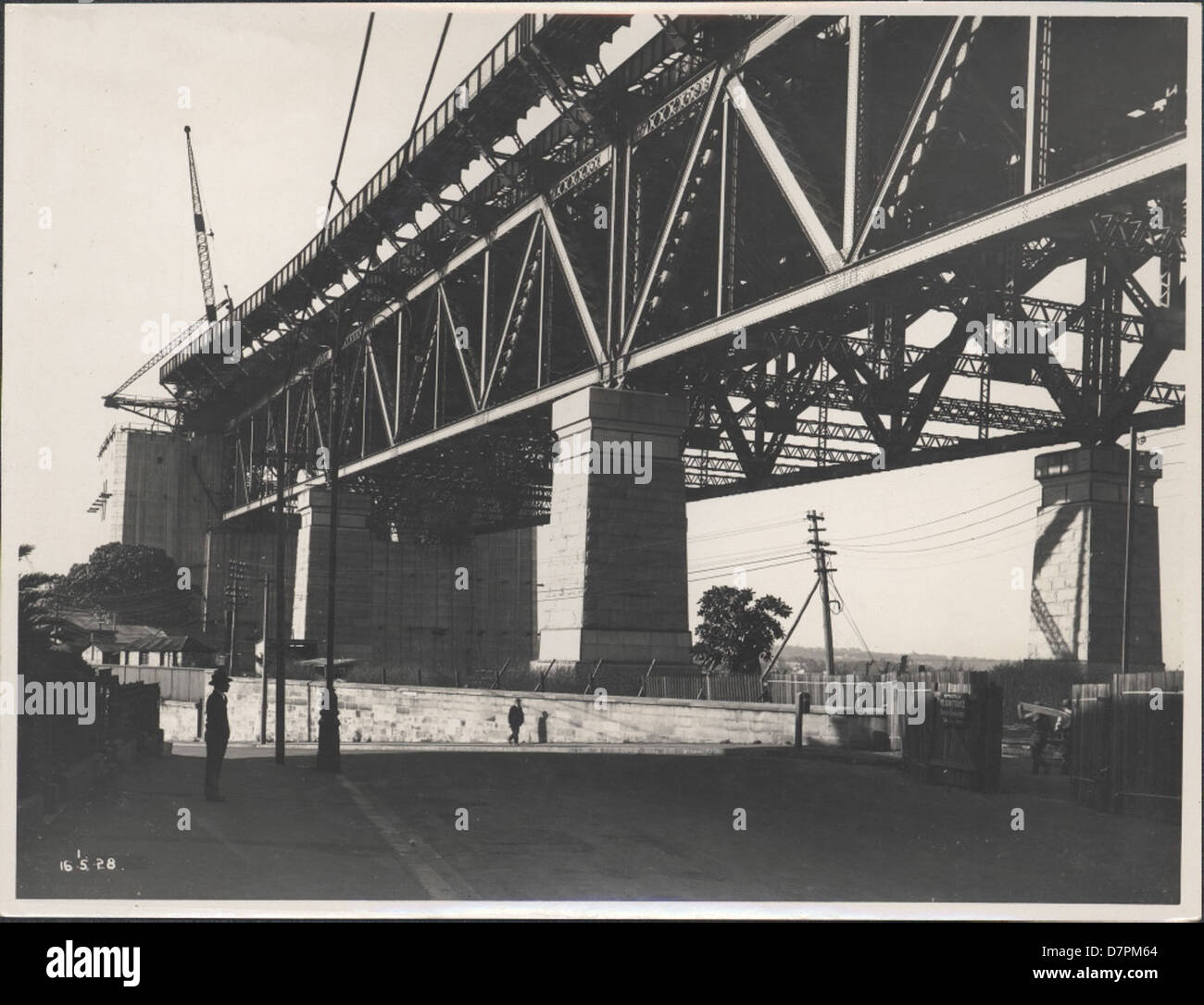 Der Bau der Sydney Harbour Bridge, der in den 1920er Jahren begonnen wurde, ist ein monumentales Ingenieurstück und symbolisiert das Wachstum und die Entwicklung von Sydney während des frühen 20. Jahrhunderts. Stockfoto