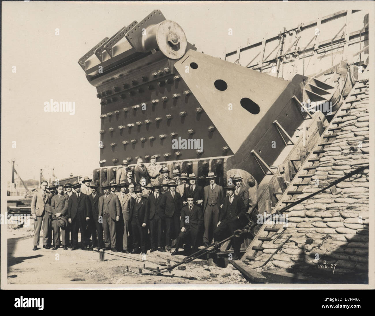Der Bau der Sydney Harbour Bridge, eine monumentale technische Meisterleistung in Australien, symbolisiert das industrielle Wachstum des Landes im 20. Jahrhundert. Stockfoto