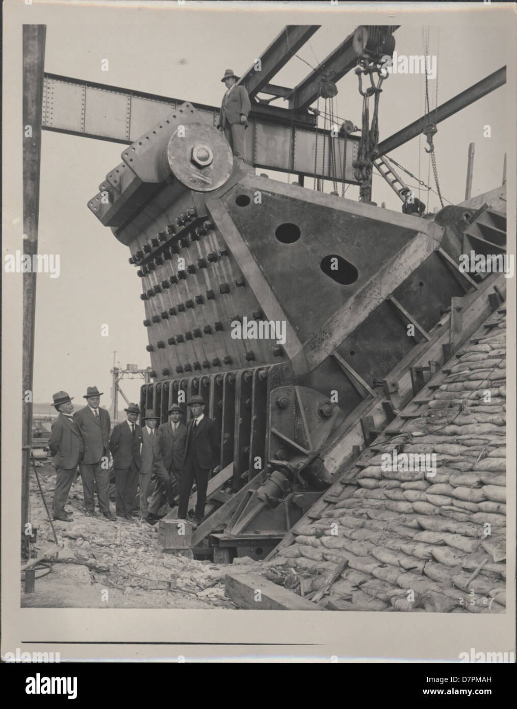 Ein historisches Foto, das den Bau der Sydney Harbour Bridge, einem Wahrzeichen in Australien, feststellt. Das Bild zeigt die Ingenieurskunst und die Arbeiter, die am Bau der Brücke beteiligt waren. Stockfoto