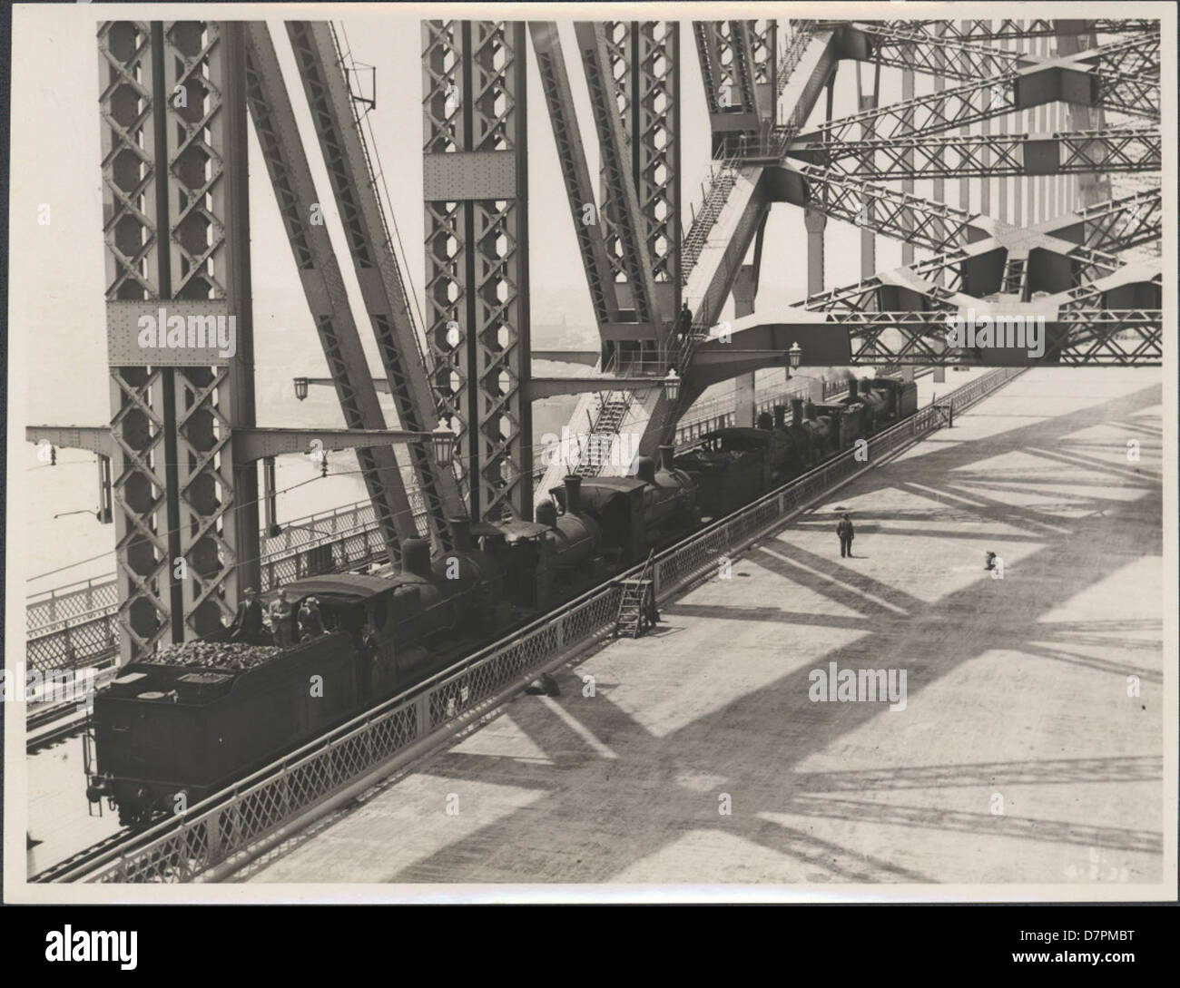 Dieses historische Foto zeigt den Bau der Sydney Harbour Bridge, eine monumentale technische Meisterleistung, die 1932 fertiggestellt wurde. Das Bild zeigt die frühen Stadien dieses berühmten australischen Wahrzeichens. Stockfoto