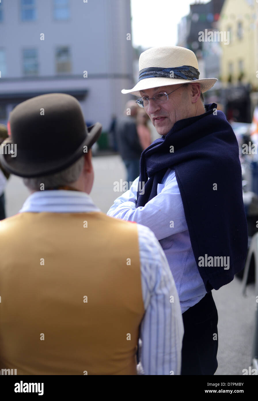 Zwei Männer mit Hüten, die reden auf der Straße Stockfoto