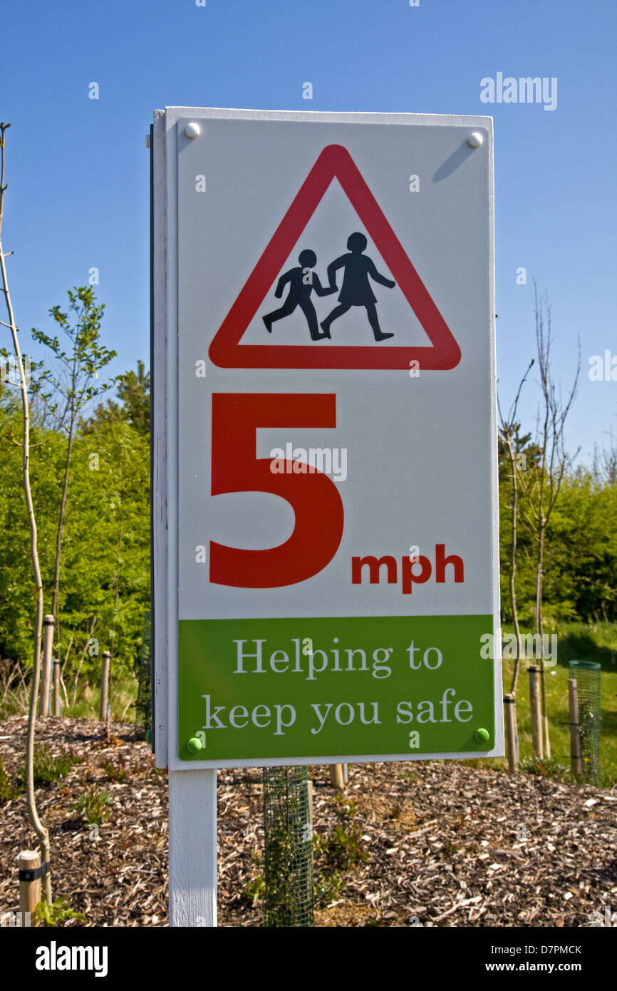 5 km/h Höchstgeschwindigkeit Zeichen auf Campingplatz Stockfoto