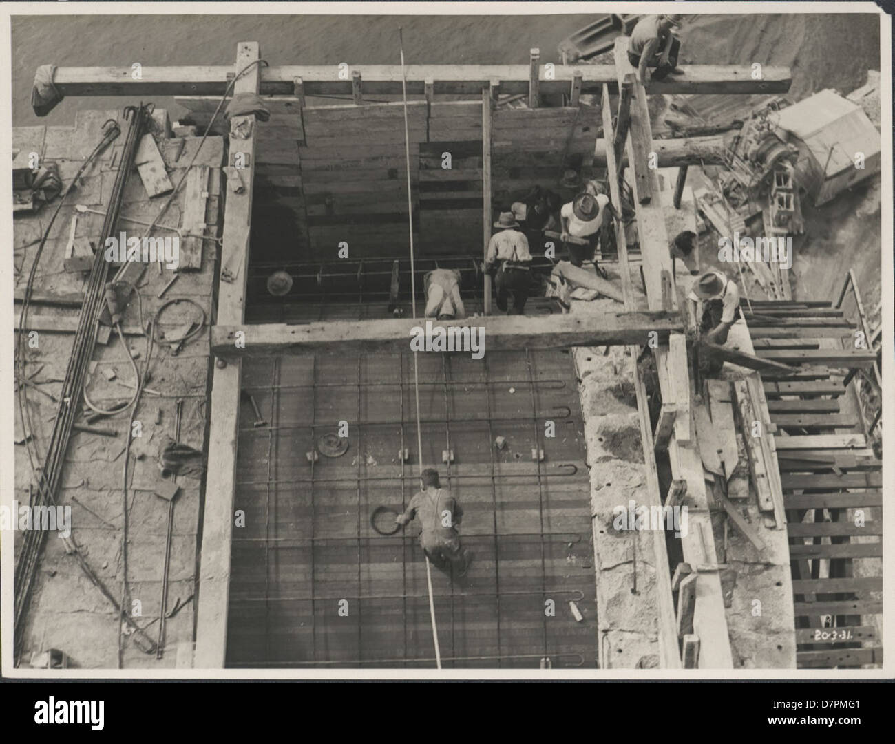 Das Foto zeigt den Bau der Sydney Harbour Bridge im März 1931. Dieser silberne Gelatinedruck des New South Wales Department of Public Works zeigt die monumentalen Anstrengungen, die bei der Schaffung eines der berühmtesten Wahrzeichen Australiens unternommen wurden. Stockfoto