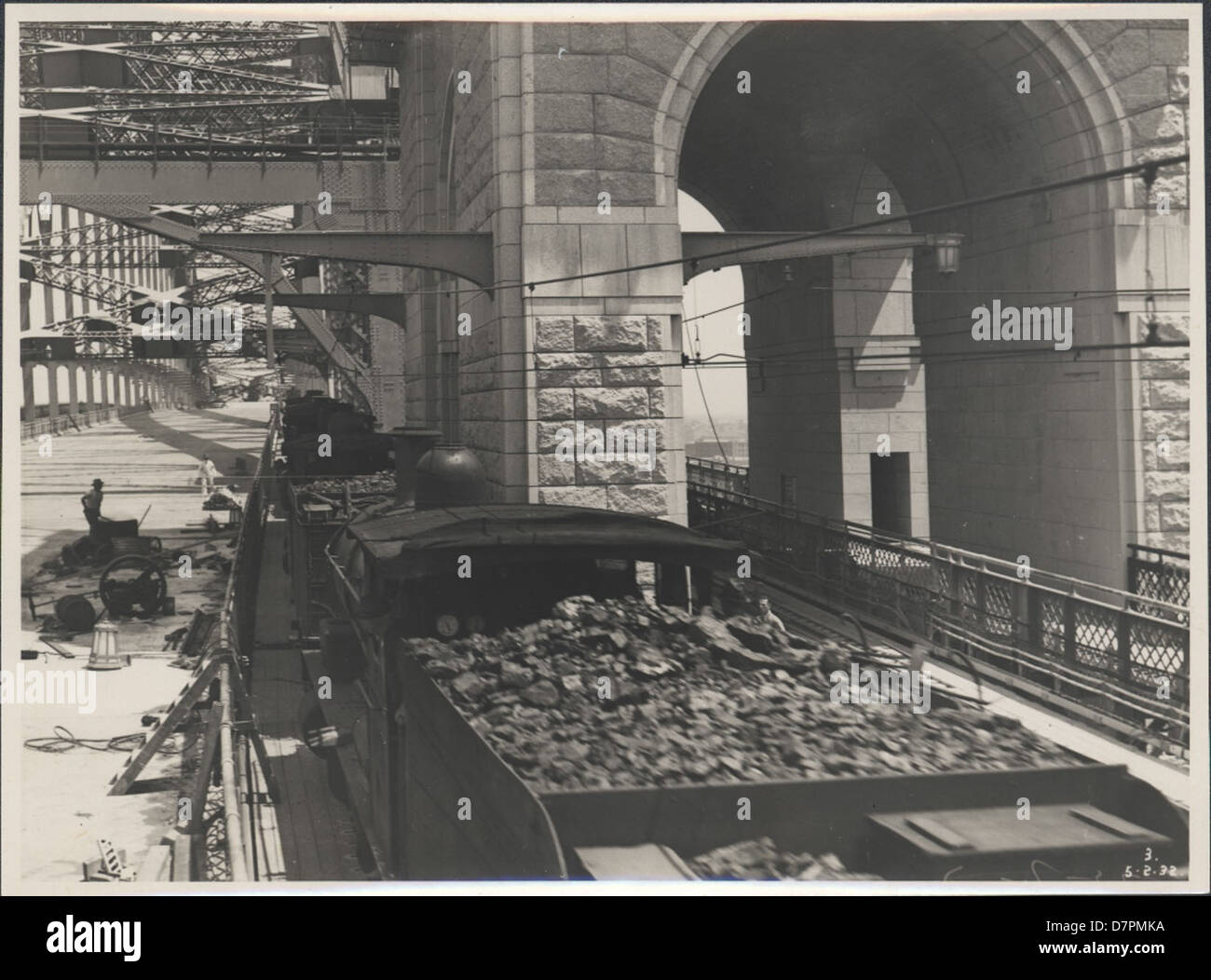 Ein Fotoabdruck vom Februar 1932 zeigt einen Dampfzug, der die Sydney Harbour Bridge überquert. Der silberne Gelatinedruck, der vom New South Wales Department of Public Works aufgenommen wurde, zeigt diesen historischen Moment in den ersten Jahren der Nutzung der Brücke. Stockfoto Ein Fotoabdruck vom Februar 1932 zeigt einen Dampfzug, der die Sydney Harbour Bridge überquert. Der silberne Gelatinedruck, der vom New South Wales Department of Public Works aufgenommen wurde, zeigt diesen historischen Moment in den ersten Jahren der Nutzung der Brücke. Stockfoto