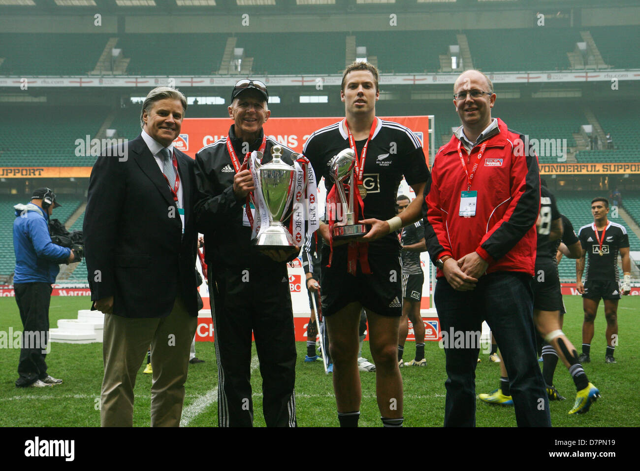 London, UK. 12. Mai 2013. Brett Gosper (CEO der IRB), Gordon Tietjens (Neuseeland-Trainer), Tim Mikkelson (Kapitän) und Andrea de Vincentiis (Head of Rugby Sponsorship bei HSBC) mit dem London 7 s Cup und Meisterschaft Trouphies nach Marriott London Sevens im Twickenham Stadium. Bildnachweis: Elsie Kibue / Alamy Live News Stockfoto