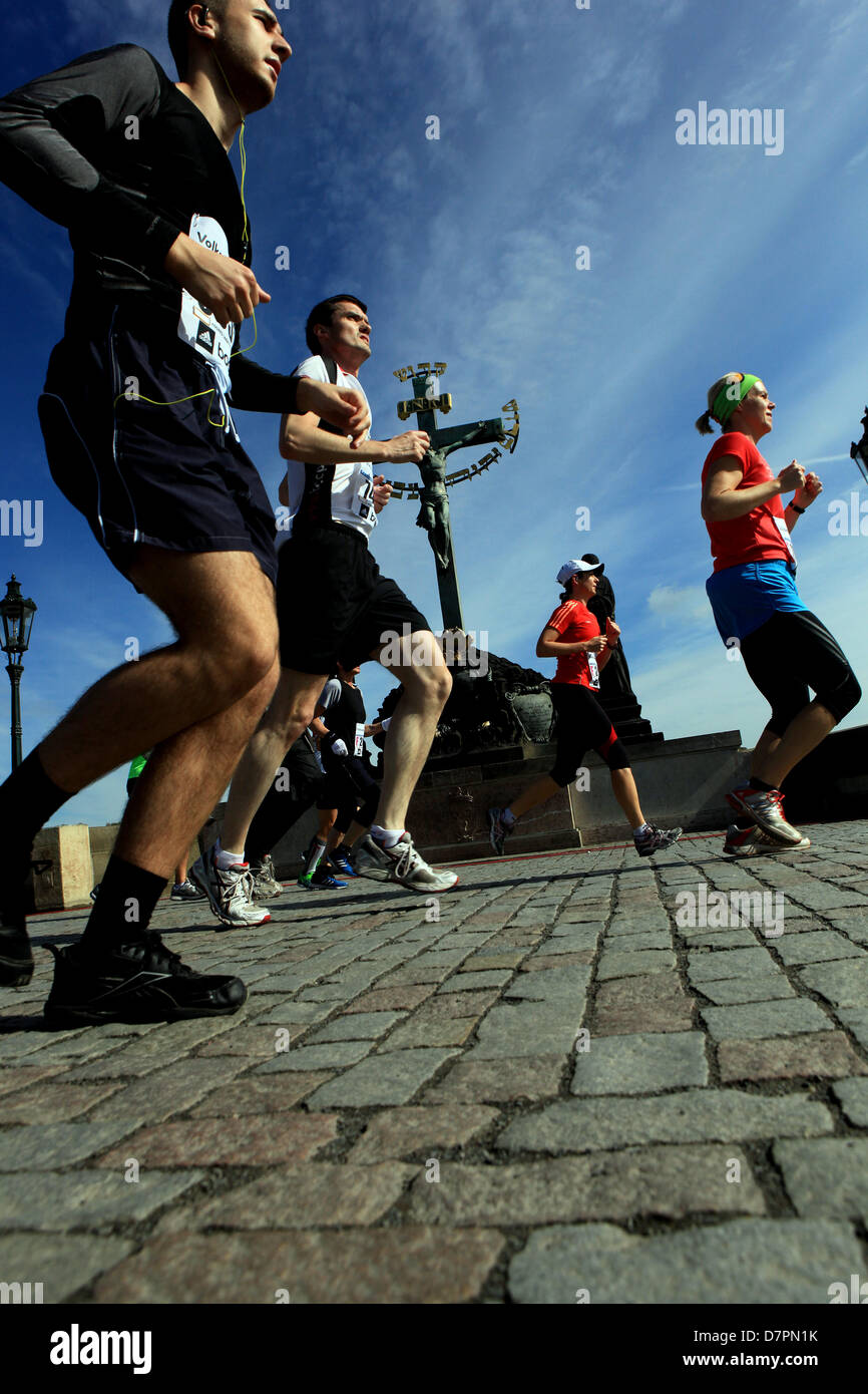 Tschechische Republik Prag 12. Mai 2013 Volkswagen Marathon 2013. Einer der schönsten Marathons der Welt. Start und Ziel ist auf dem berühmten Altstädter Ring, die Strecke führt Herzen der Stadt, entlang des Flusses und den verschiedenen Bezirken von Prag. Stockfoto