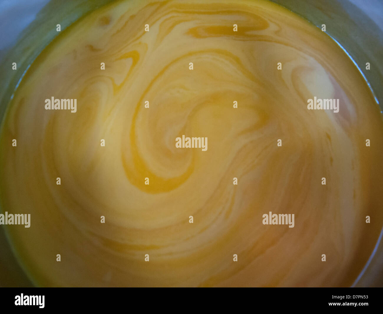 Glatte Möhrensuppe mit Sahne wirbelte durch sie. Warme, einladende appetitliches Aussehen. Stockfoto