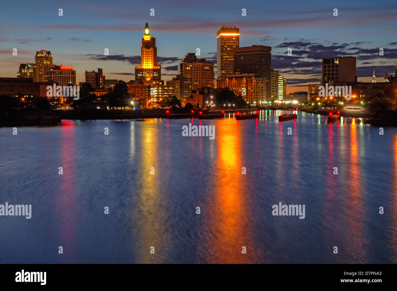 HDR-Bild auf die Skyline von Providence, Rhode Island, von der anderen Seite des Flusses Providence nur nach Einbruch der Dunkelheit Stockfoto