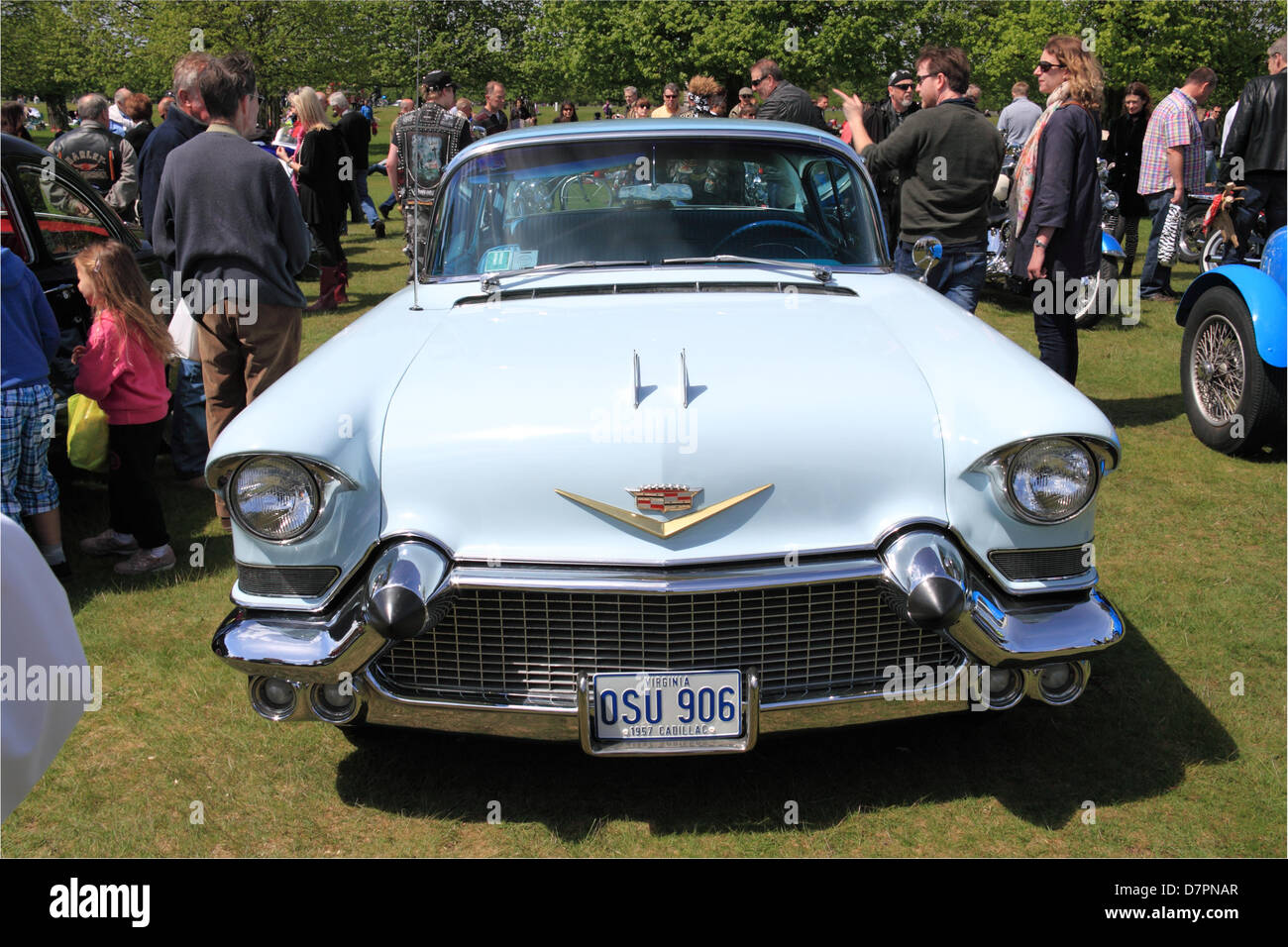 Cadillac Sedan de Ville (1957). Kastaniensonntag. Bushy Park, Hampton Court, London, Großbritannien. Sonntag, 12. Mai 2013. Klassische und klassische Fahrzeugparade mit Attraktionen und militärischen Nachstellungen. Kredit: Ian Bottle/Alamy Live News Stockfoto