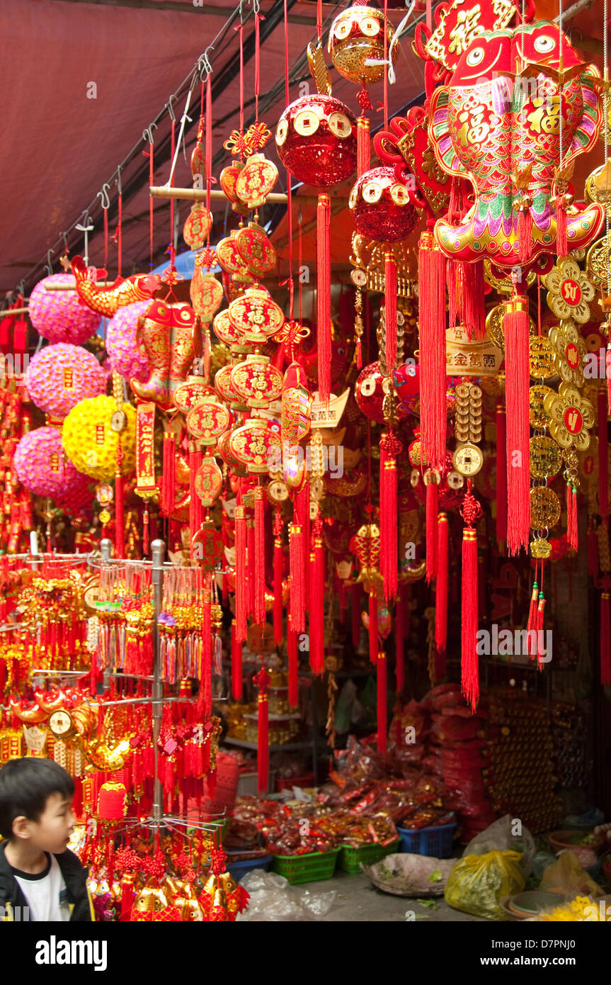 Vertikale Nahaufnahme von traditionellen rot und Gold Dekorationen zum Verkauf in der Altstadt in der Vorbereitung für Tet, vietnamesisches Neujahr Stockfoto