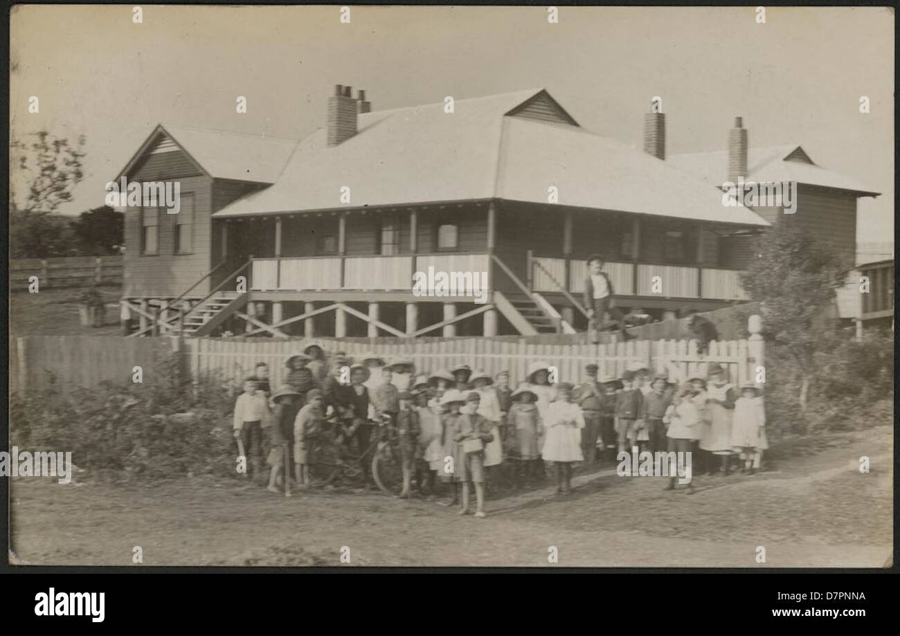 Schulhaus und Kinder, 1907 Stockfoto