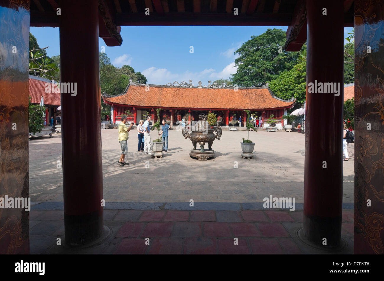 Horizontalen Blick auf den Innenhof des Salbei Heiligtums und Haus von Zeremonien, Bai Duong, in den Tempel der Literatur. Stockfoto