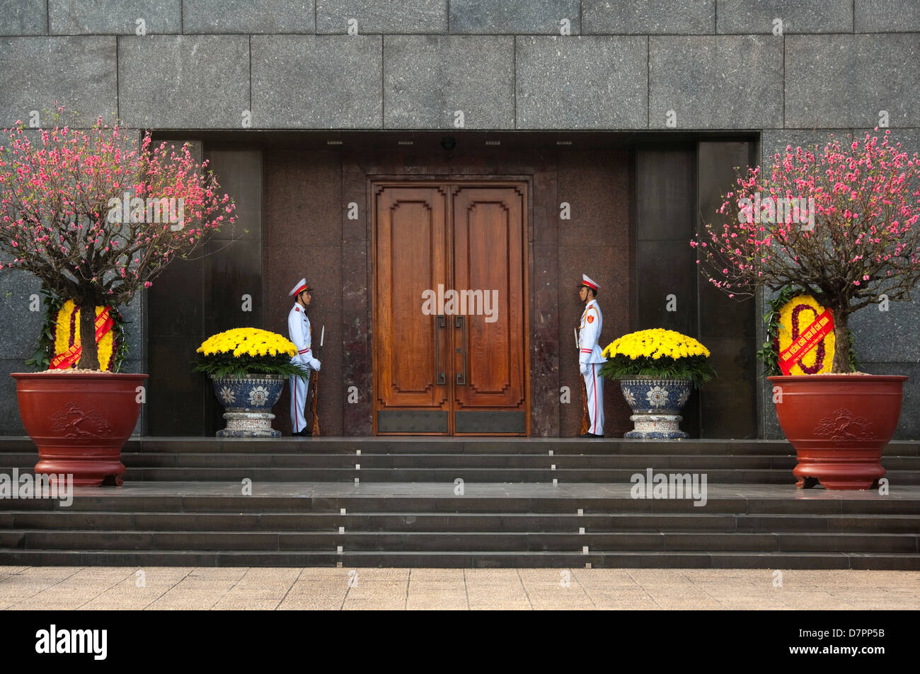 Horizontale Ansicht der Wachen stehen vor der Ho-Chi-Minh-Mausoleum im Zentrum von Hanoi an einem sonnigen Tag. Stockfoto