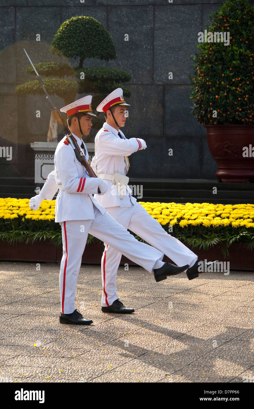 Vertikale Ansicht von der Wachablösung infront von Ho-Chi-Minh Mausoleum im Zentrum von Hanoi an einem sonnigen Tag. Stockfoto