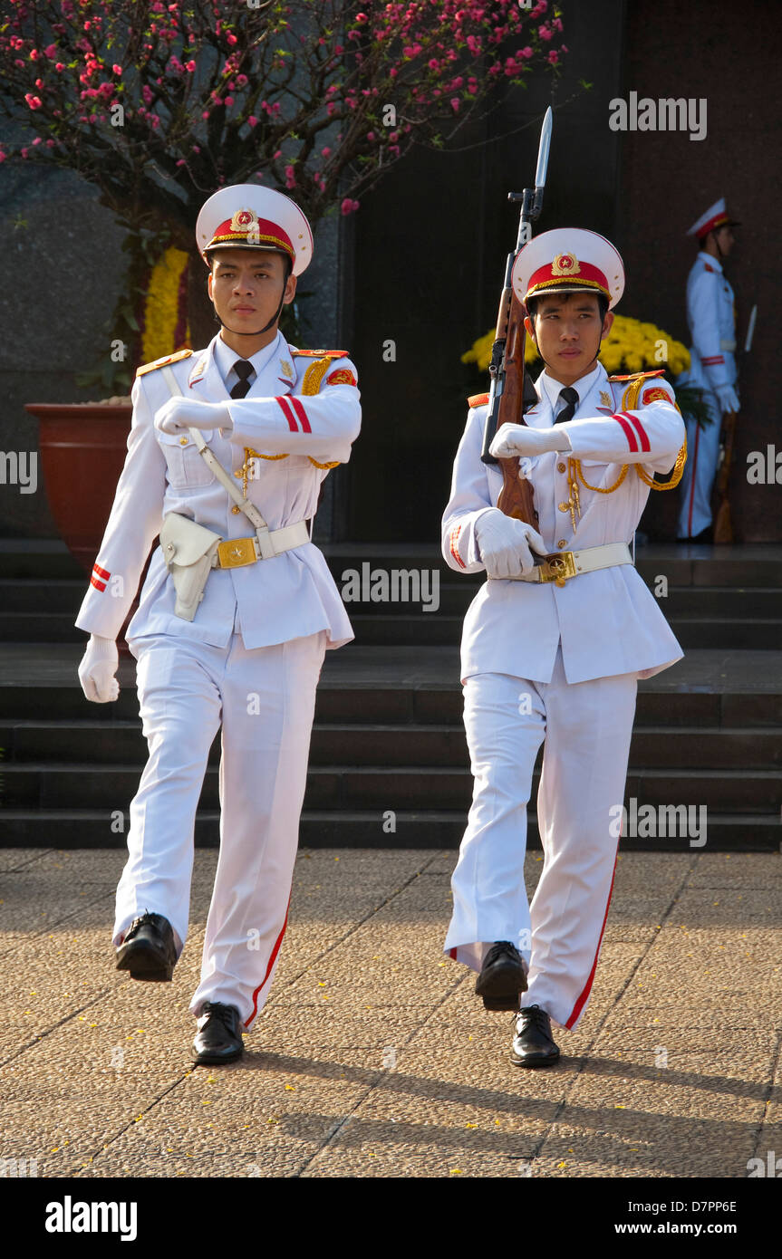 Vertikale Ansicht von der Wachablösung infront von Ho-Chi-Minh Mausoleum im Zentrum von Hanoi an einem sonnigen Tag. Stockfoto