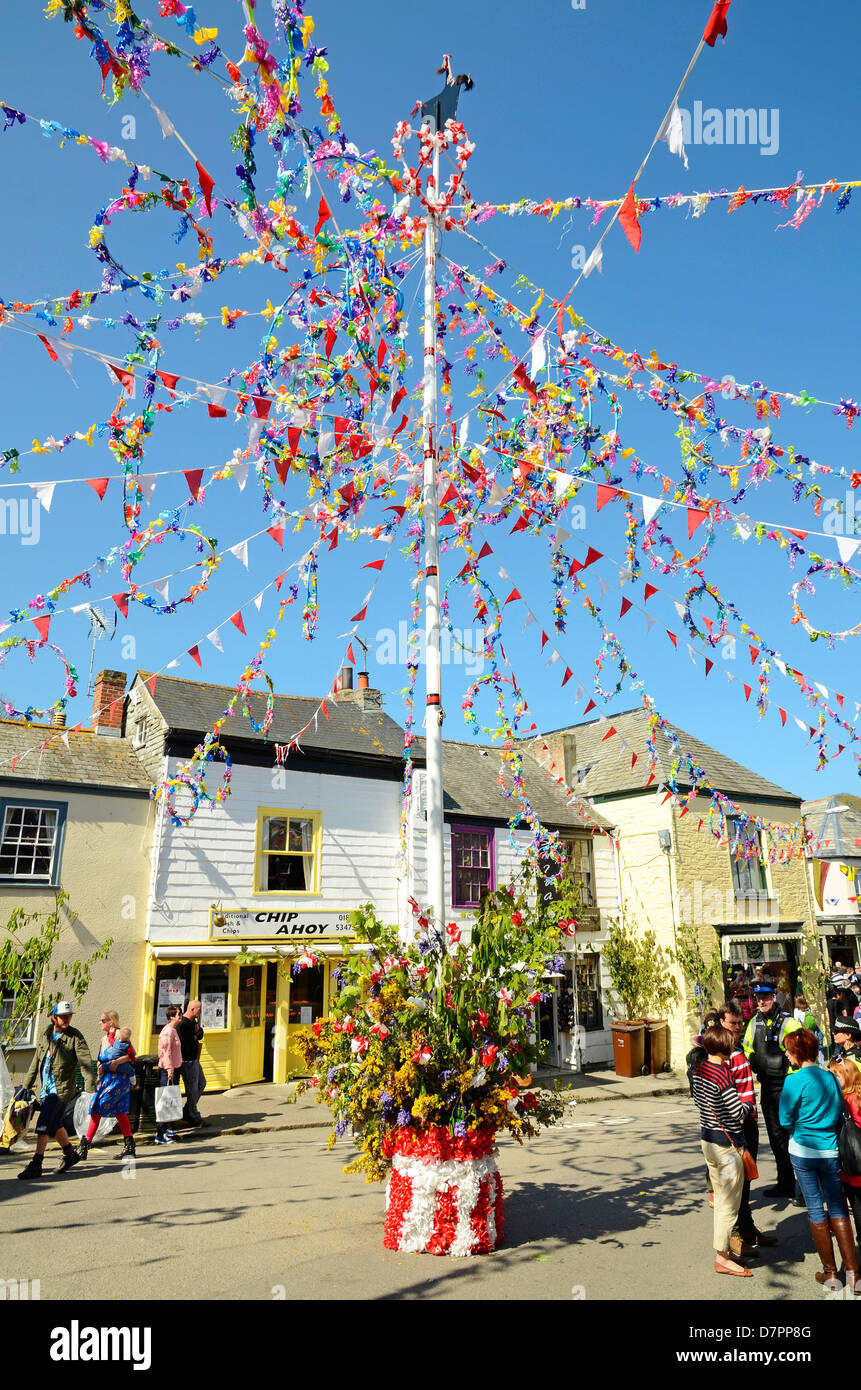 Der Maibaum geschmückt für Obby Oss Tag in Padstow, Cornwall, UK Stockfoto