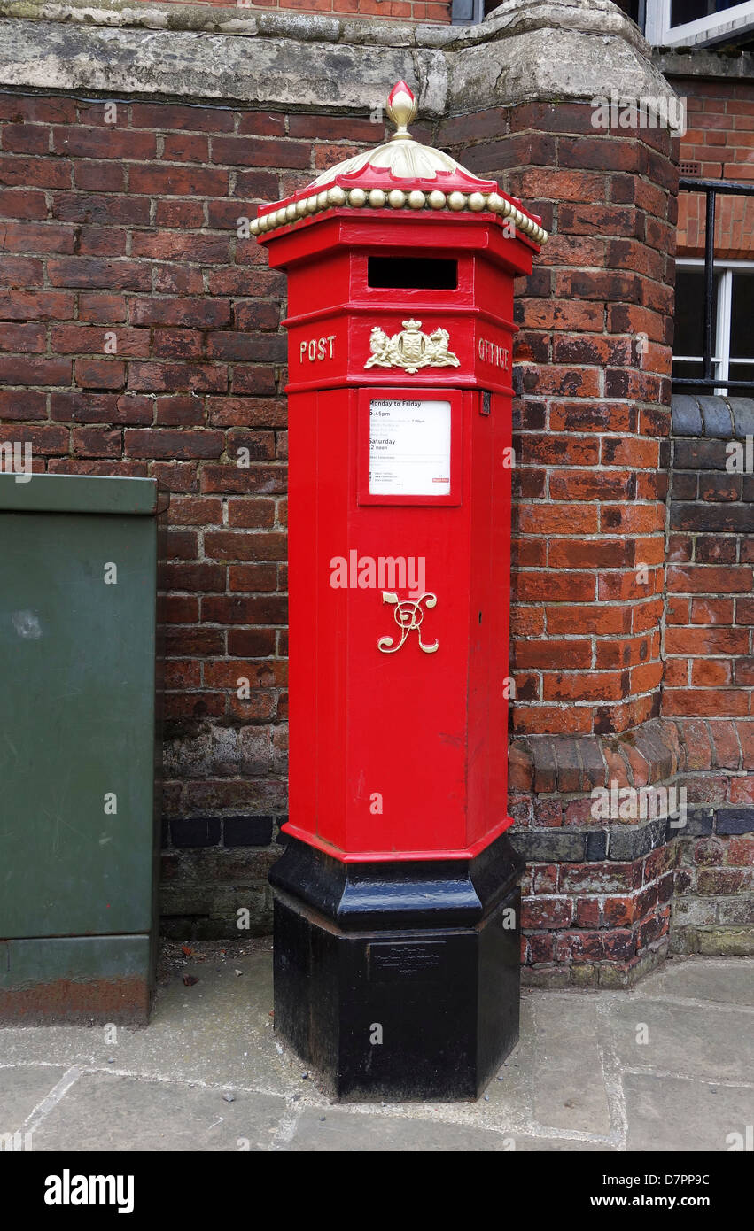 Ein viktorianischer Briefkasten in Harrow auf dem Hügel, London, UK Stockfoto