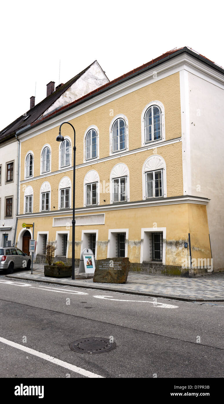 Geburt Ort von Adolf Hitler in Braunau am Inn, wo ein Denkmal Stein gegen Krieg und Faschismus 