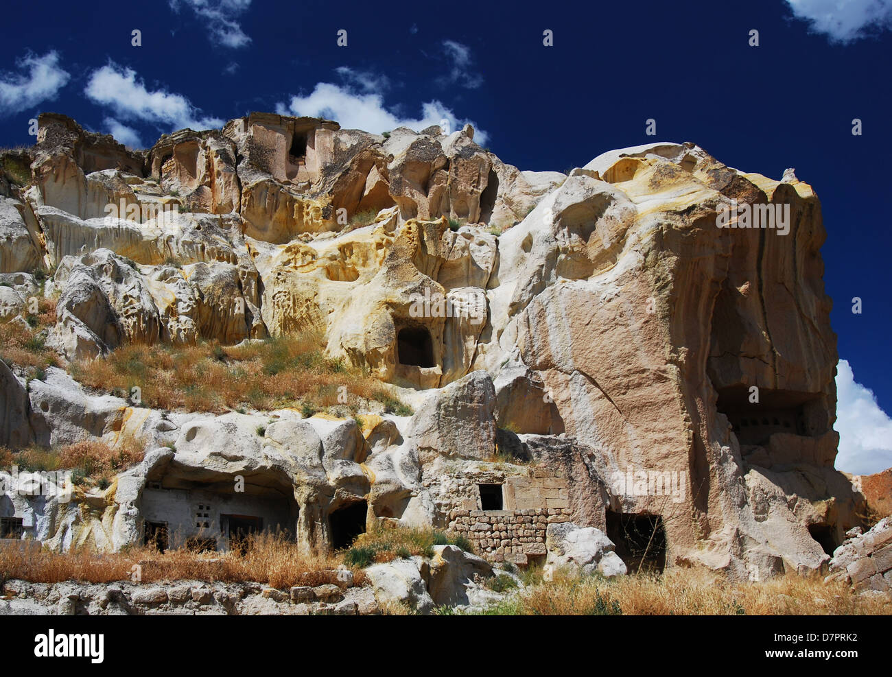 Felsen geschnitzte mittelalterliche Häuser in Urgup Cappadocia in der Türkei, Zentral-Anatolien. Stockfoto