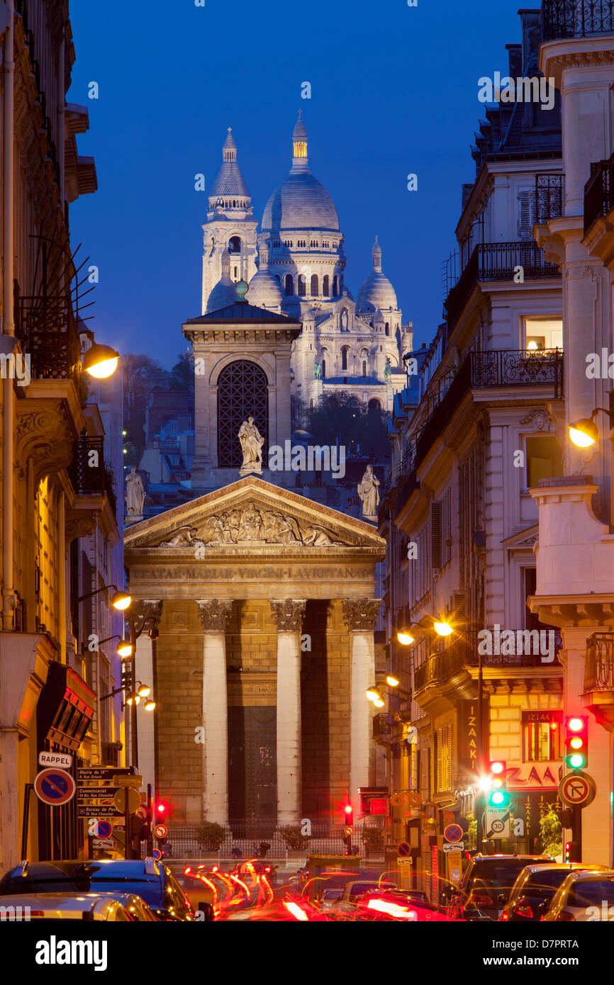 Dämmerung über Notre Dame de Lorette mit Basilique du Sacré-Coeur über Paris Ile de France, Frankreich Stockfoto