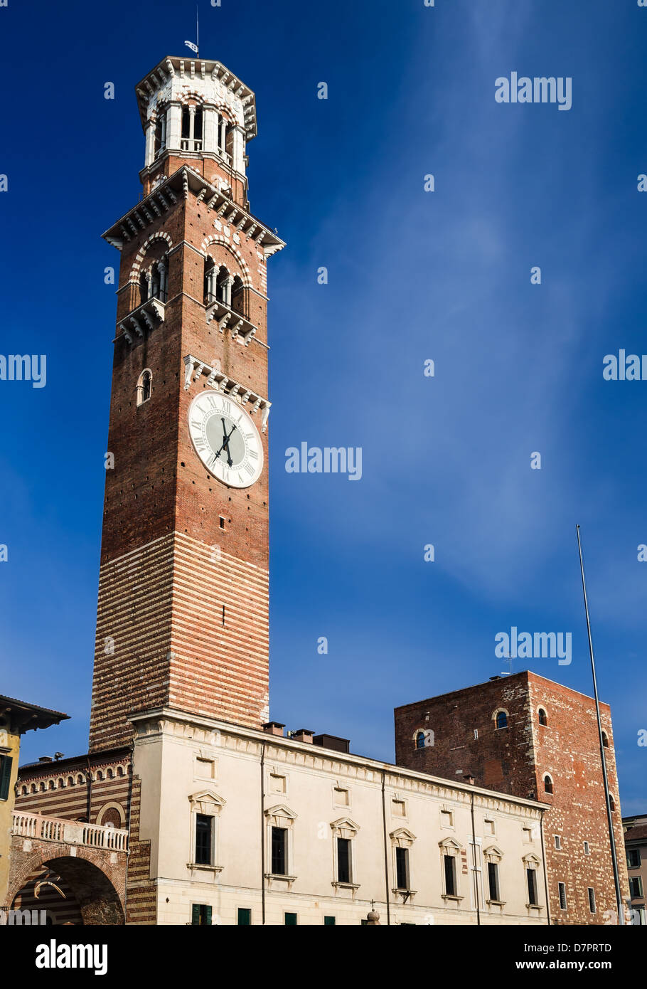 Piazza Erbe und Torre dei Lamberti im mittelalterlichen Stadtkern von Verona, Italien Wahrzeichen. Stockfoto