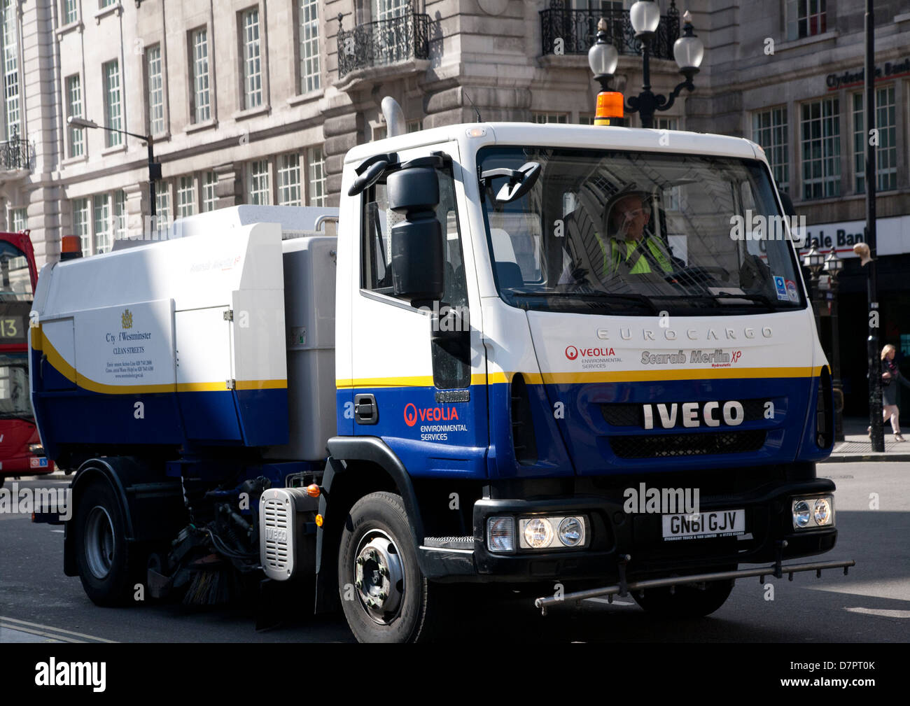 Kehrmaschine am Piccadilly Circus, West End, London, England, Vereinigtes Königreich Stockfoto