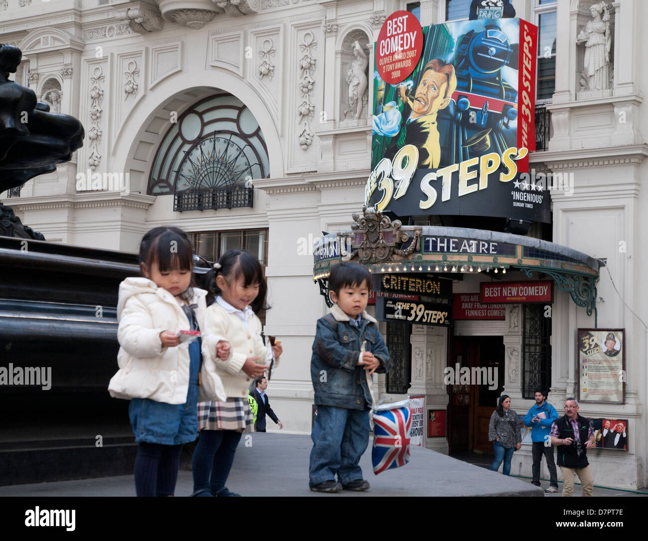 Asiatische Kinder außerhalb der Criterion Theatre, West End, London, England, Vereinigtes Königreich Stockfoto