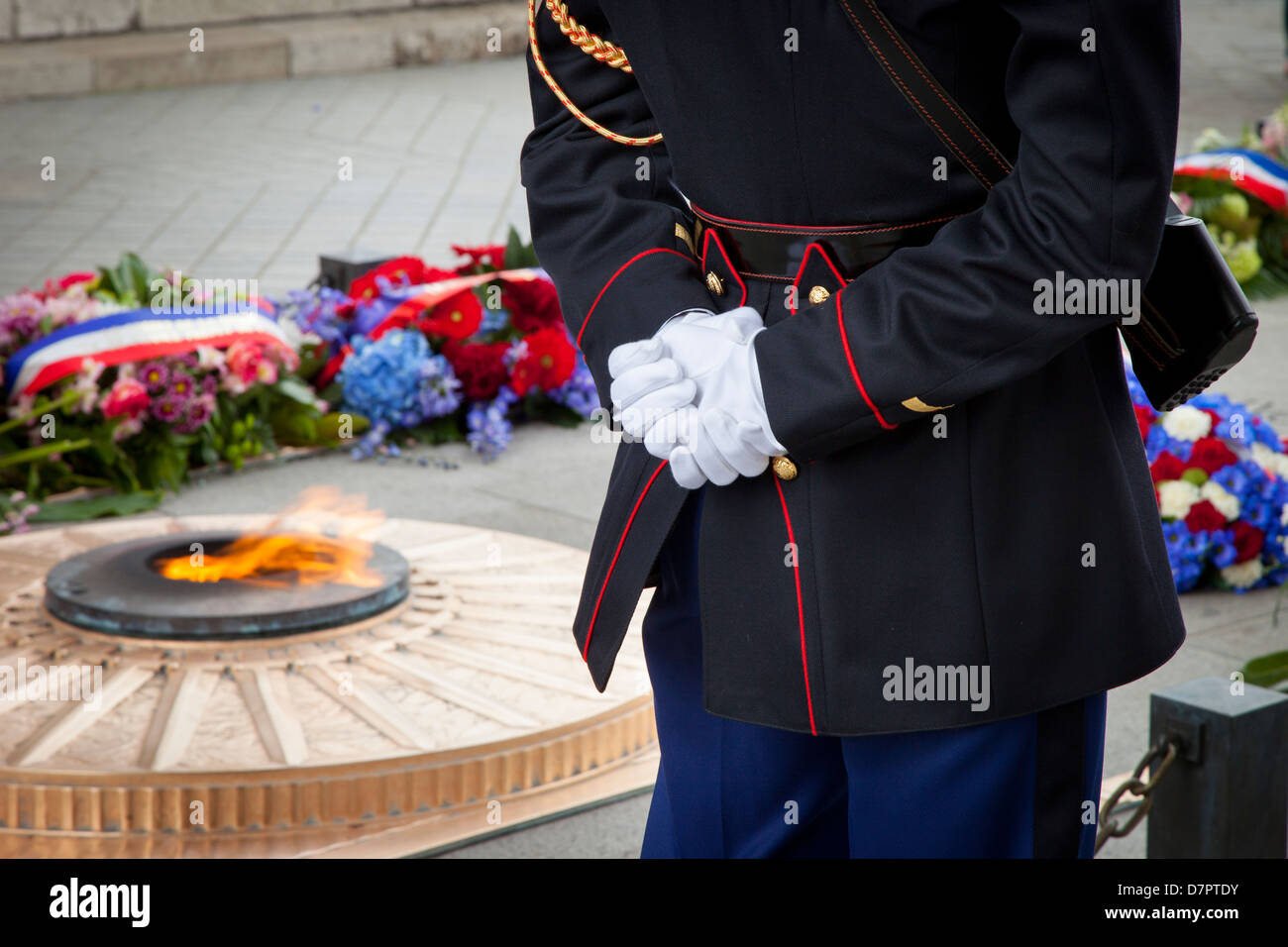Soldat steht Wache über dem Grab des unbekannten Soldaten unterhalb des Arc de Triomphe, Paris, Frankreich Stockfoto