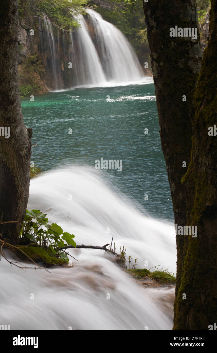 Wasserfälle und Seen des Nationalparks Plitvicer Seen, UNESCO-Weltkulturerbe, in Kroatien im Mai - Plitvicer Nationalpark Stockfoto