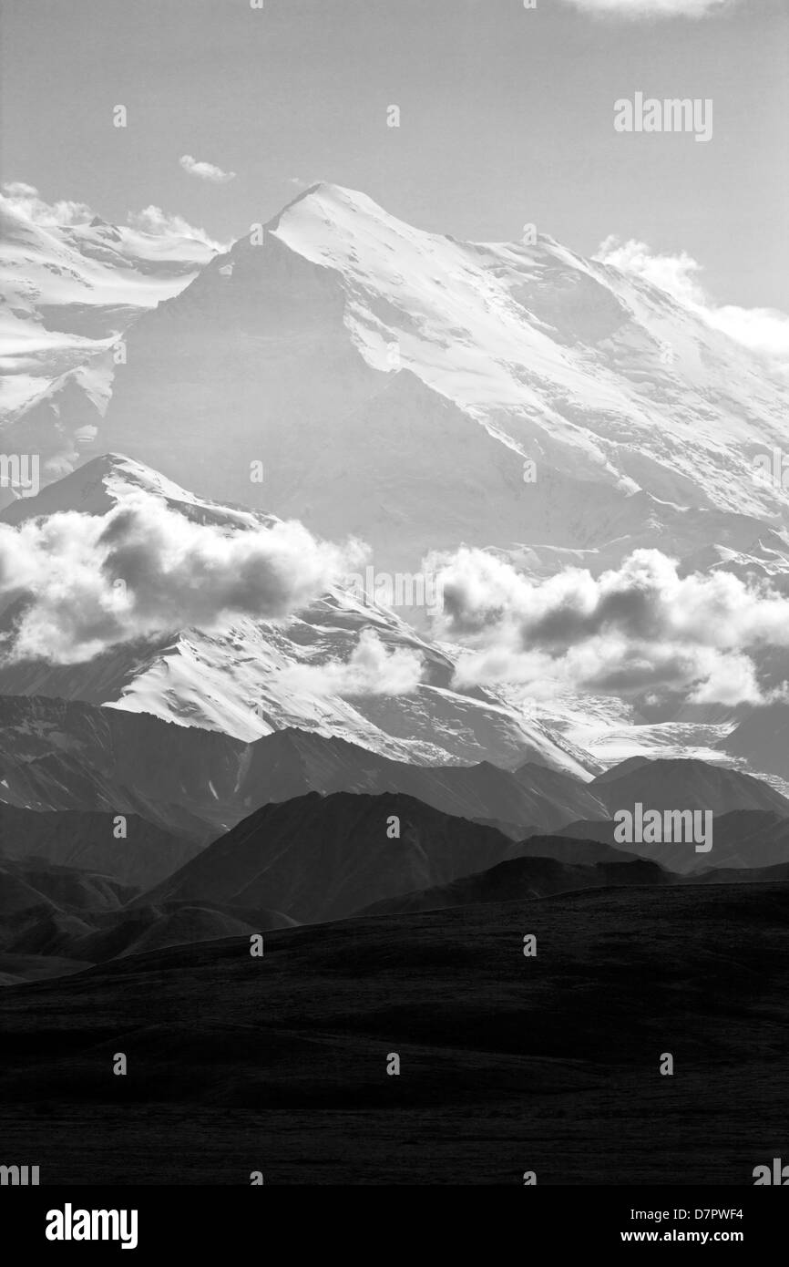 Schwarzweißansicht des Mt. McKinley (Denali Berg), höchster Punkt N Amerika 20.320' Höchststand über Wolken, Nat ' l Denali Park Stockfoto