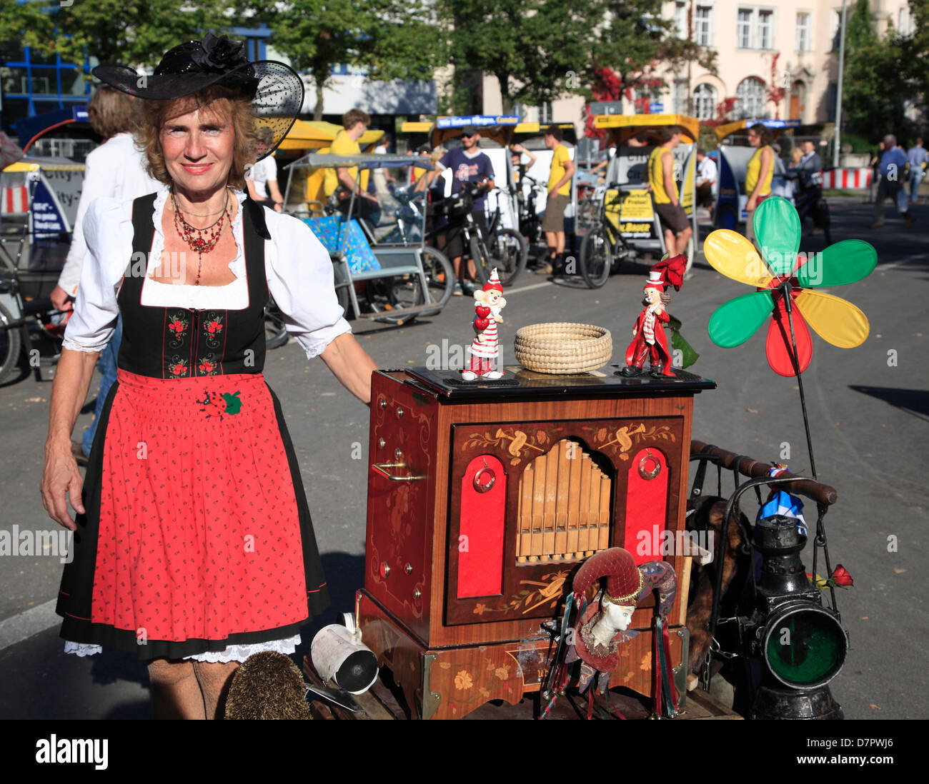 Oktoberfest, Drehleier Frauen in der Nähe von Theresienwiese, München, Bayern, Deutschland Stockfoto