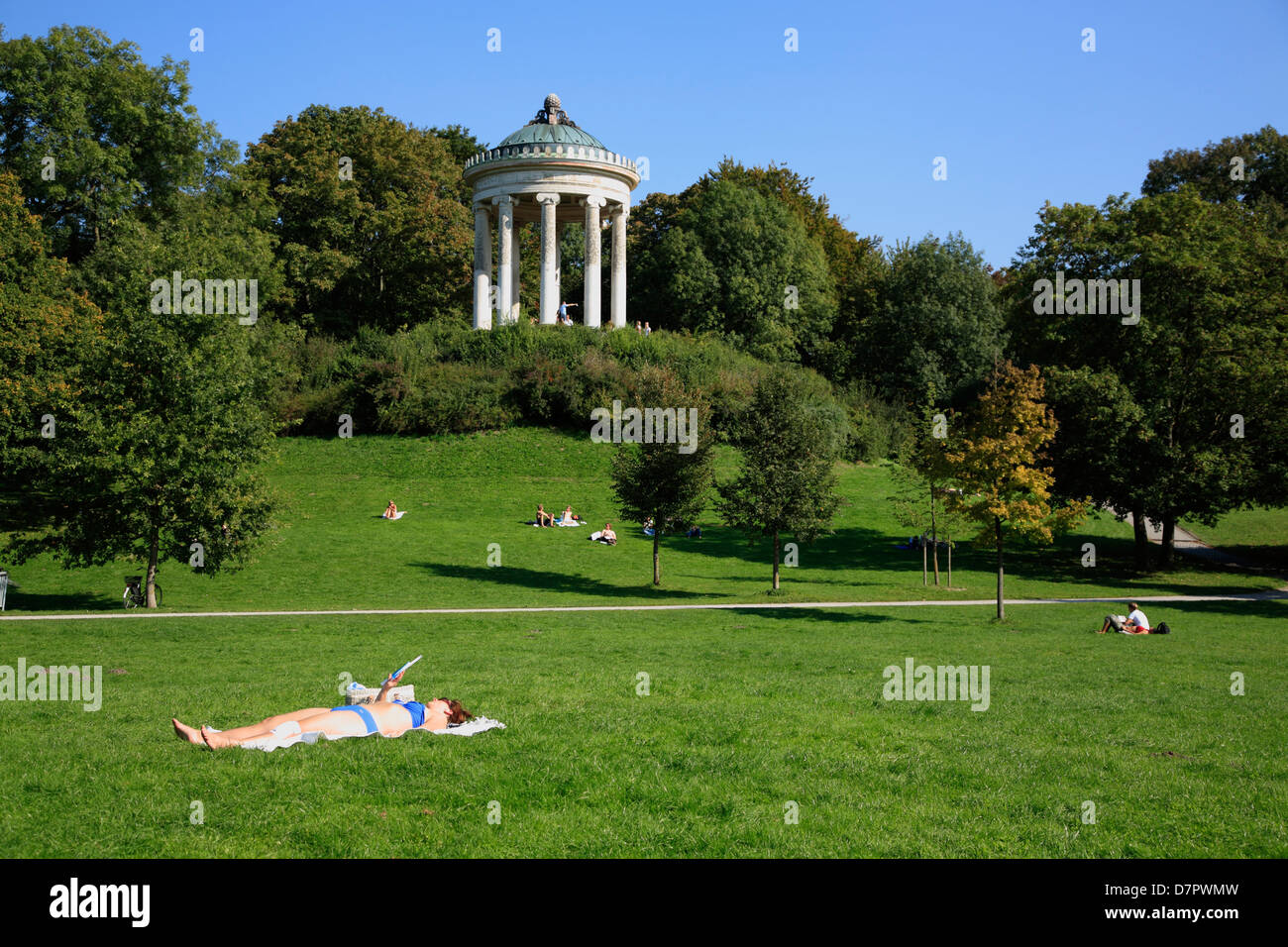 Englischer Garten Englischer Garten Park Sonnenbad Am Monopteros Munchen Bayern Deutschland Stockfotografie Alamy