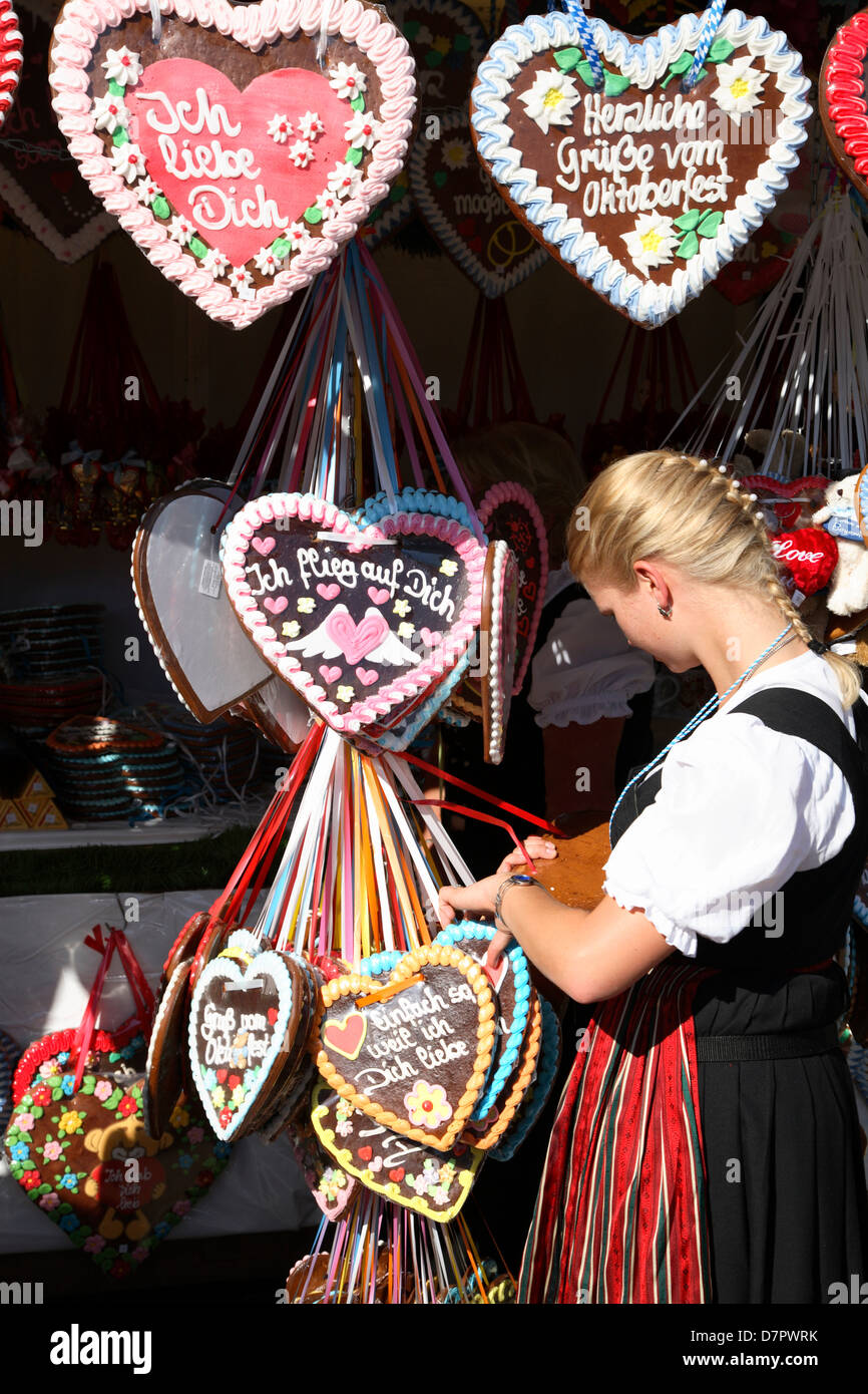 Oktoberfest, traditionelle Lebkuchenherzen, München, Bayern, Deutschland Stockfoto