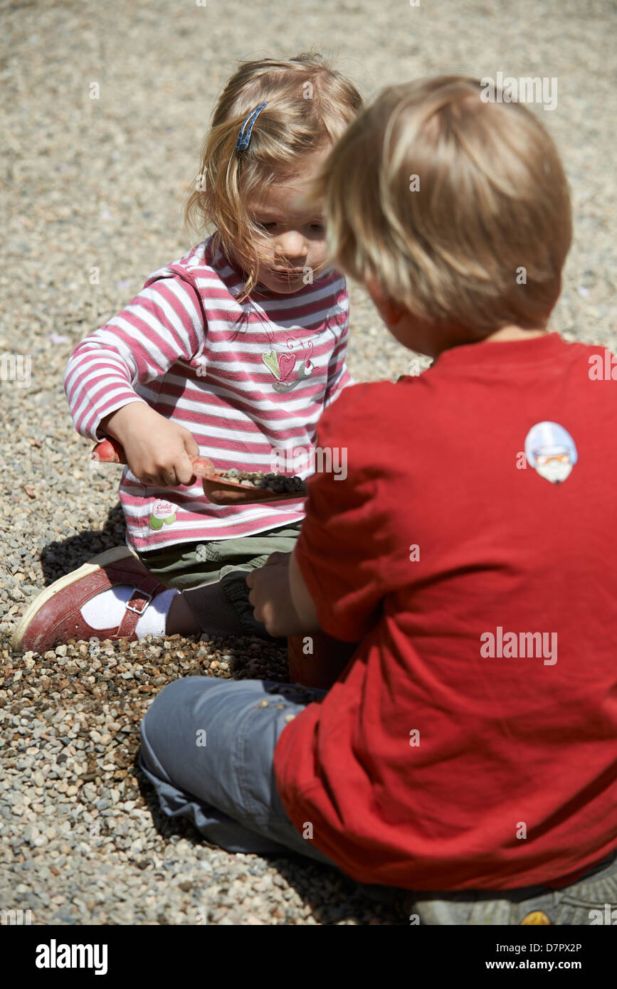 Kinder am Spielplatz jungen und Mädchen, Geschwister, Sommer Stockfoto