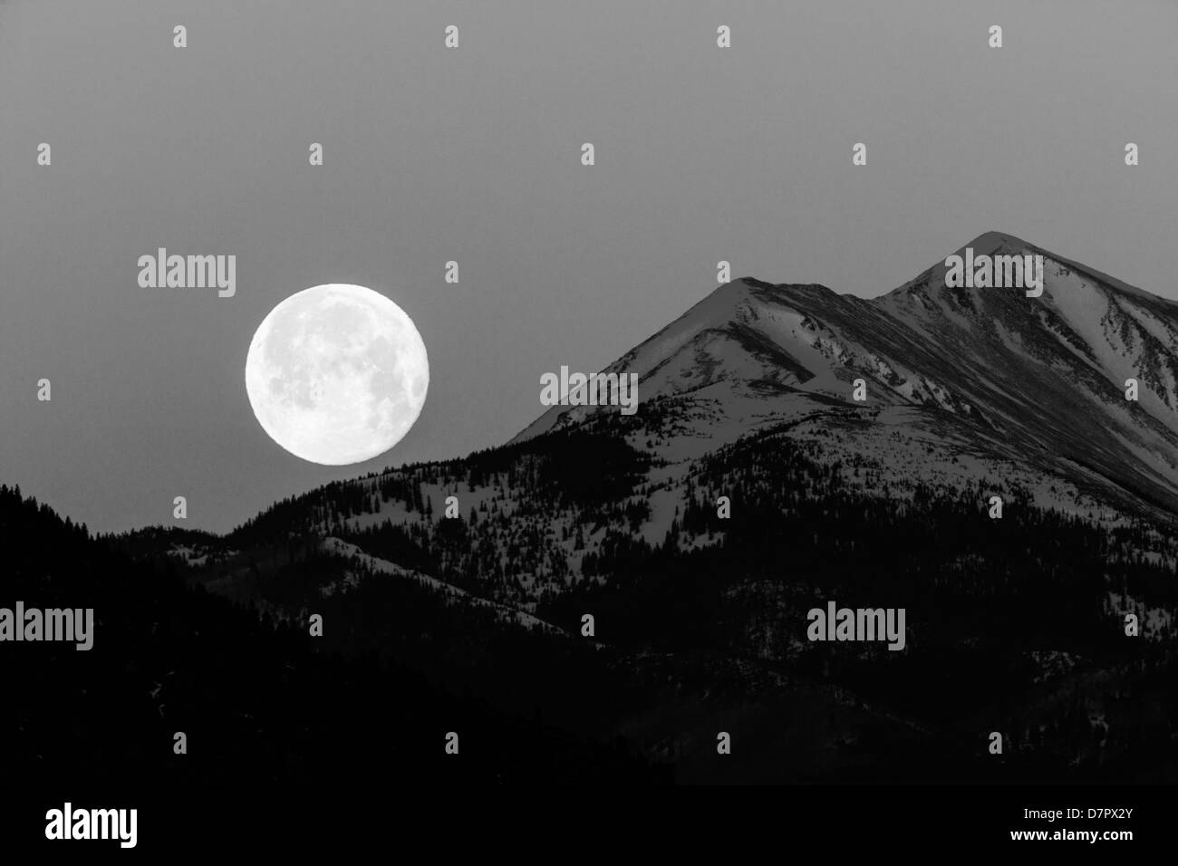 Schwarzweißansicht Vollmond Einstellung über Rocky Mountains, Salida, Colorado, USA Stockfoto
