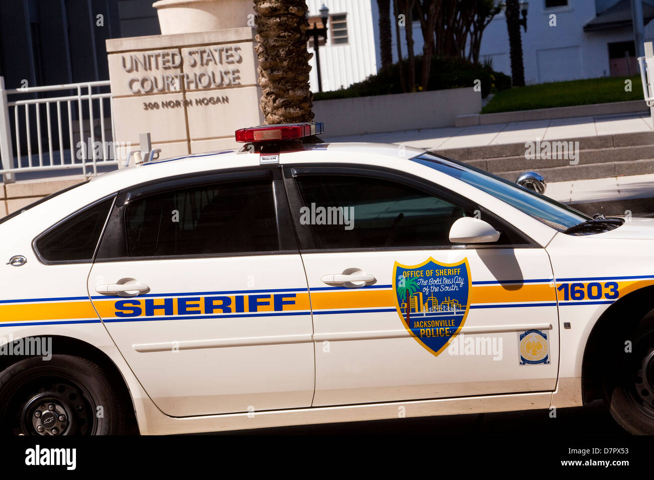 Ein Polizeiauto Jacksonville ist geparkten durch die United States Courthouse in Jacksonville, Florida gesehen. Stockfoto
