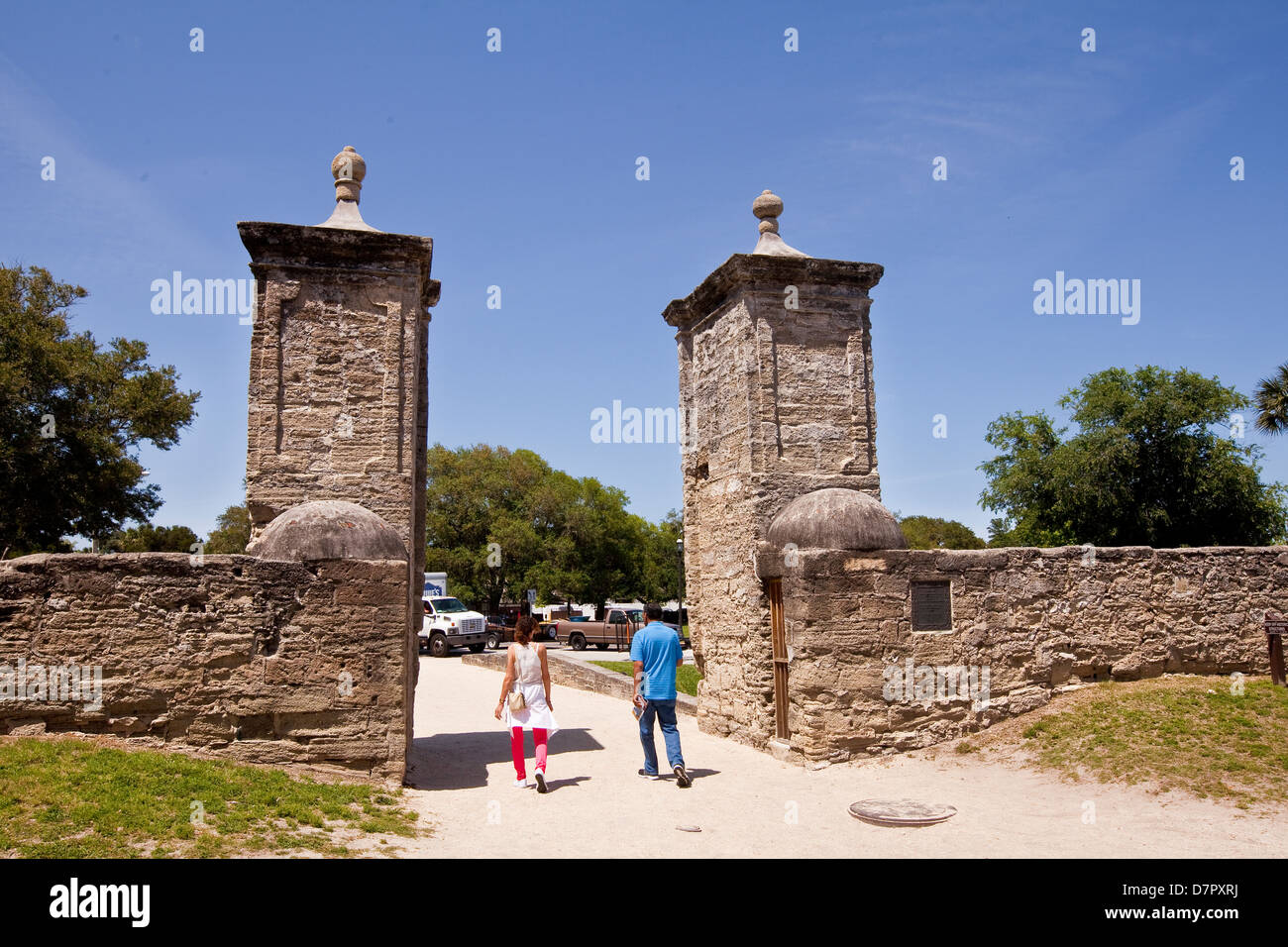 Zwei Personen geht von St. Augustine-Tor, das einzig verbliebene der Stadtmauer, in Florida Stockfoto