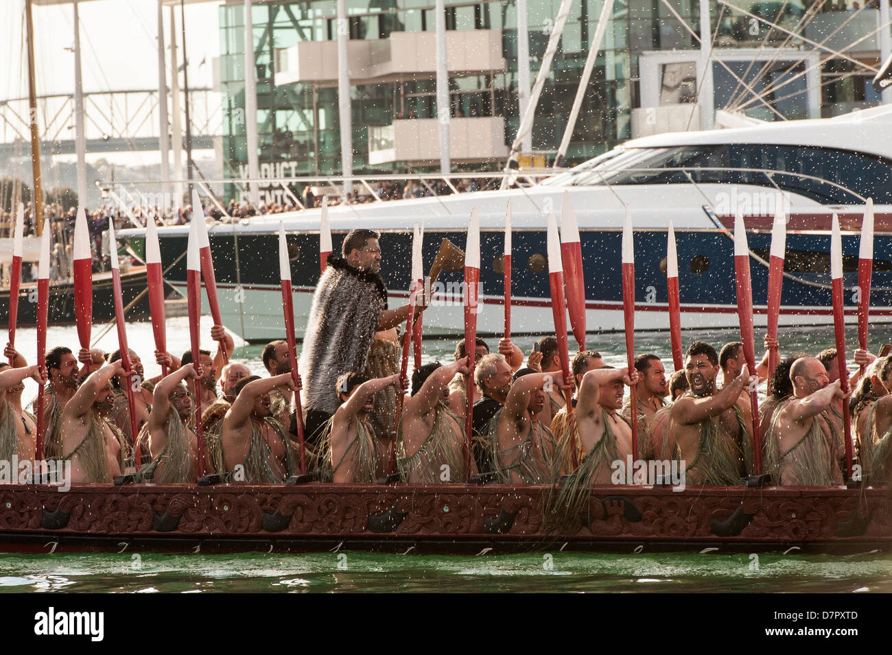 Ein Waka kommt in der Viadukt-Marina - eines ca. 20 Wakas - im Rahmen der Eröffnungsfeierlichkeiten für den Rugby World Cup 2011 Stockfoto