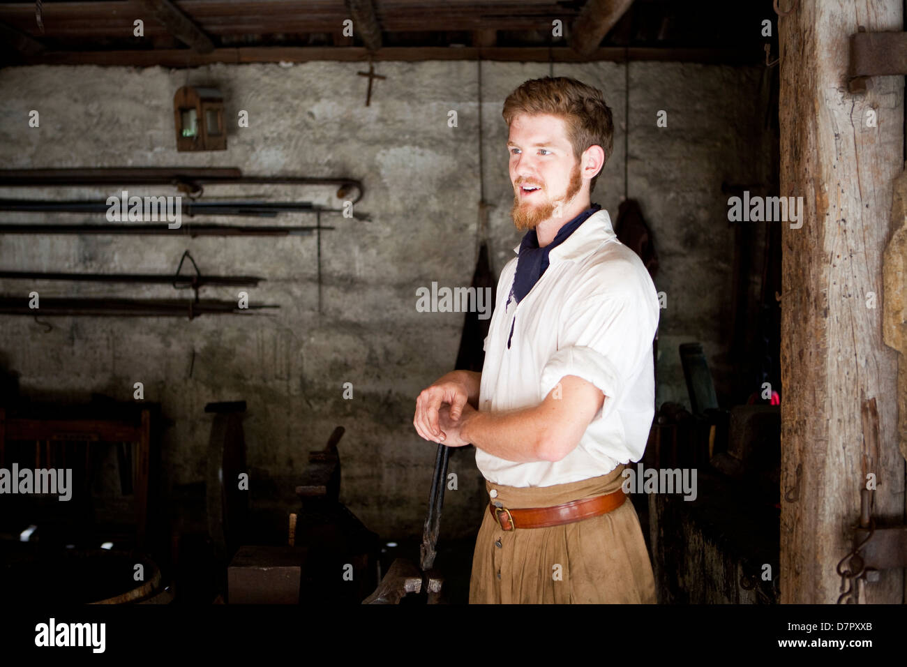 Ein Schmied engagiert sich die Besucher in der 17. Jahrhundert Spanisch befestigte Stadt Kolonialviertel, St. Augustine, Florida Stockfoto