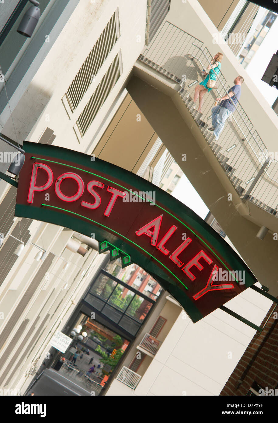 Eine Treppe kommt von der Uferpromenade über Post Alley Zeichen in Seattle WA Stockfoto