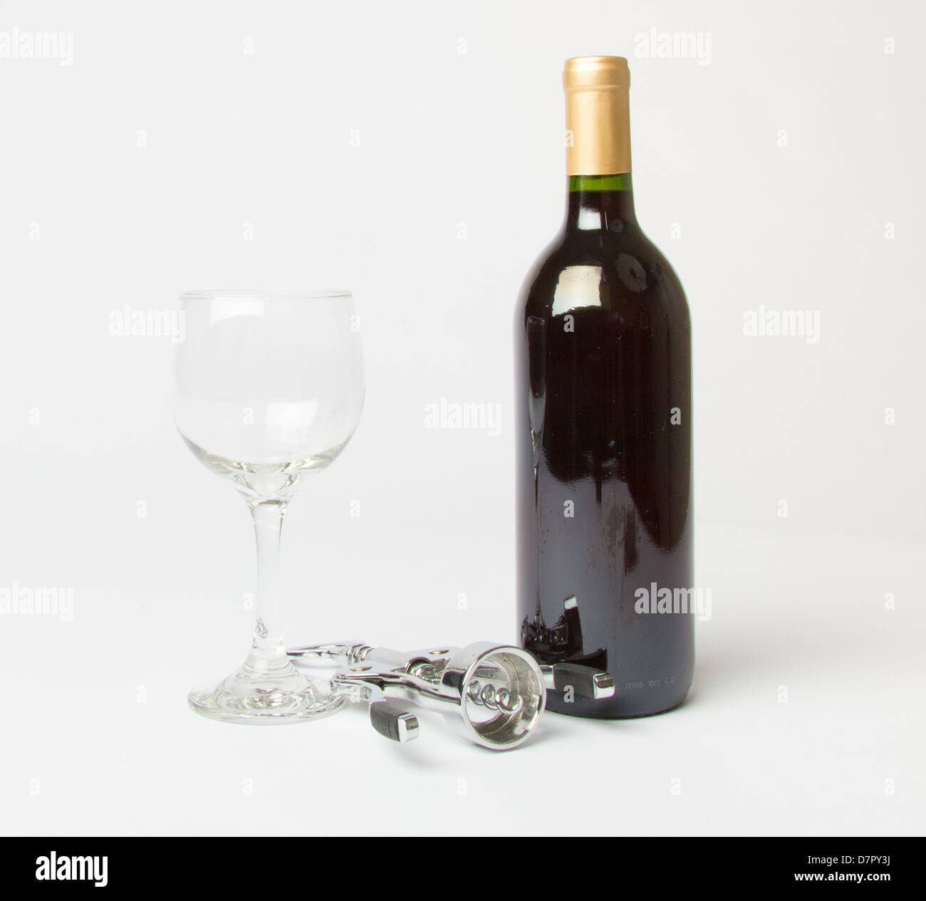 Eine Flasche Rotwein, leeres Glas Wein und einen Korkenzieher auf weißem Hintergrund. Stockfoto