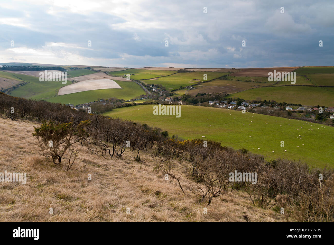 Das Dorf West Lulworth, Dorset, England von Bindon Hill gesehen Stockfoto