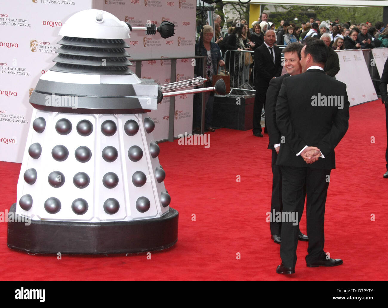 DALEK ANTHONY MCPARTLIN & DECLAN DONNELLY BRITISH ACADEMY TELEVISION AWARDS SOUTHBANK LONDON ENGLAND UK 12. Mai 2013 Stockfoto