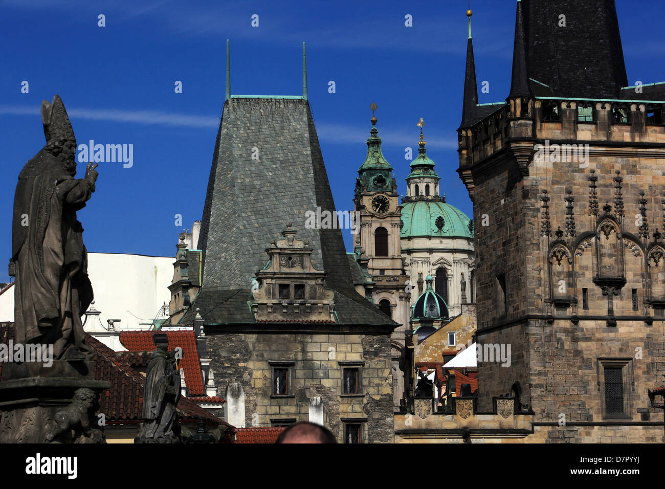 Die Prager Nikolauskirche zwischen den Prager Türmen ist der Stadtteil Mala Strana Tschechien Stockfoto