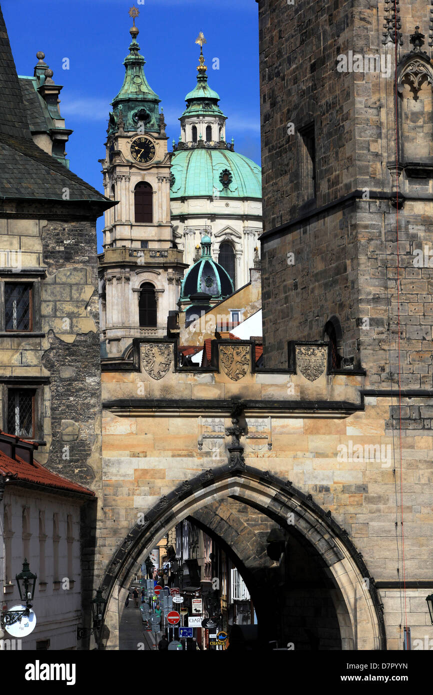 Prager St.-Nikolaus-Kirche Prag Tschechien, Tor zur Mostecka-Straße, Stadtteil Kleinseite Stockfoto