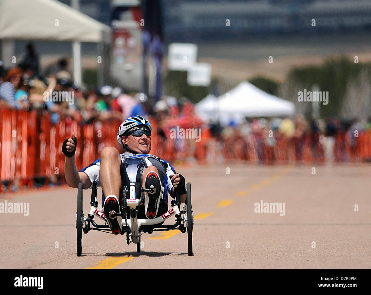 12. Mai 2013: Ein verwundeter Krieger Liegerad Radfahrer überquert die Ziellinie am ersten Tag der Krieger Spiele Wettbewerb bei der United States Olympic Training Center, Colorado Springs, Colorado. Mehr als 260 verletzte und Behinderte Männer und Frauen sammelten sich in Colorado Springs in sieben Sportarten, Mai 11-16 zu konkurrieren. Alle Niederlassungen des Militärs sind vertreten, darunter Special Operations und Mitglieder der britischen Streitkräfte. Stockfoto